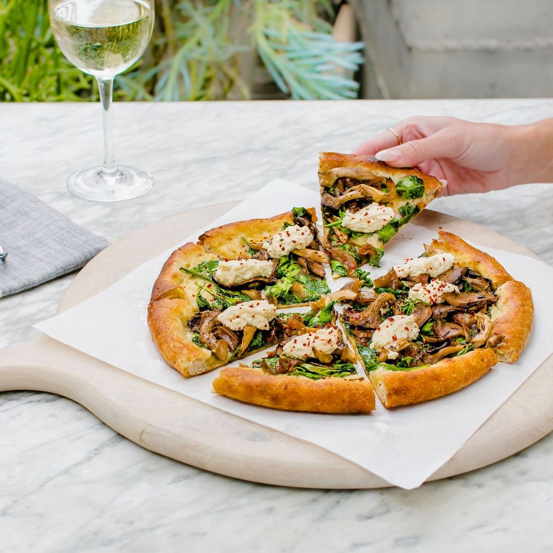 Spinach and mushroom vegan pizza