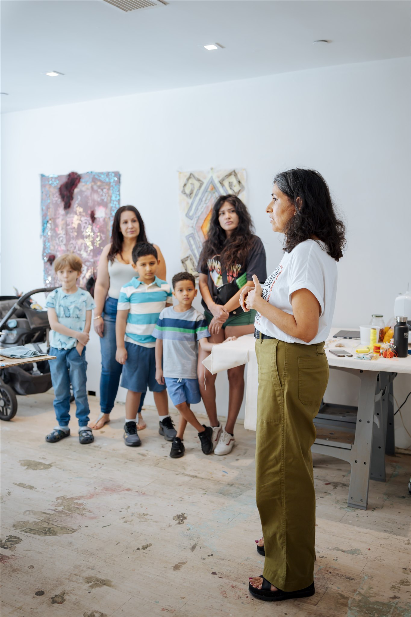 Lina Puerta in the New Wave Art studio with children