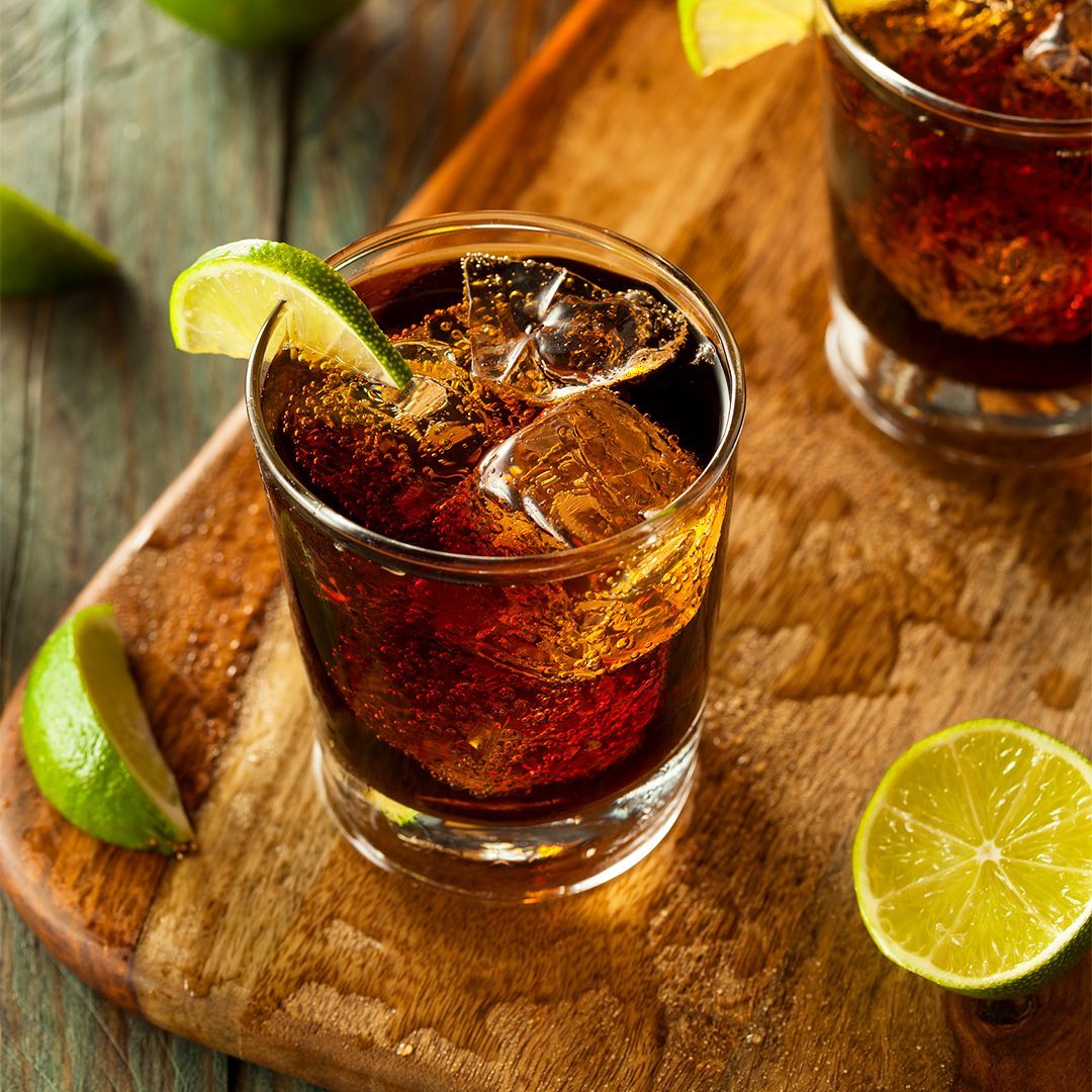 Rum and coke with lime slice 